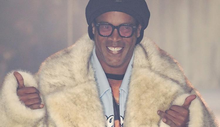 Imagen de Jogo Bonito: Ronaldinho desfiló para una importante marca en la semana de la moda
