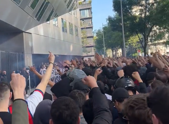 Imagen de París, en llamas: hinchas de PSG insultaron a Messi en el Parque de Los Príncipes
