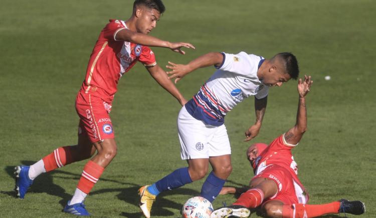 Imagen de SAN LORENZO Y ARGENTINOS QUEDARON A MANO