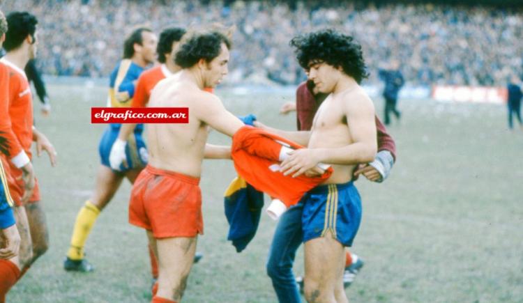 Imagen de EL DÍA QUE MARADONA Y BOCHINI INTERCAMBIARON CAMISETAS