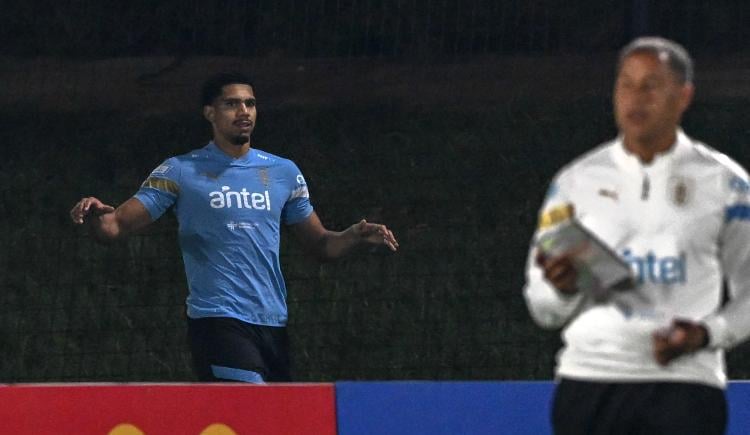 Imagen de En medio de los rumores y las desmentidas, Ronald Araujo se quedó afuera del debut de Uruguay