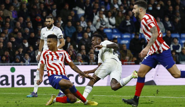 Imagen de El Derbi de Madrid, en igualdad con Angel Correa expulsado