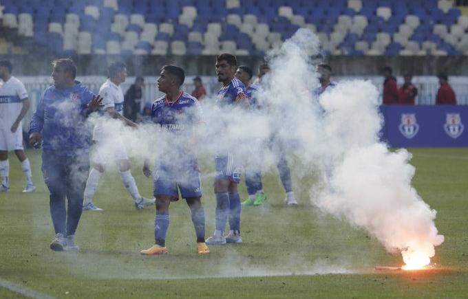 Imagen de Escándalo y suspensión del clásico en Chile