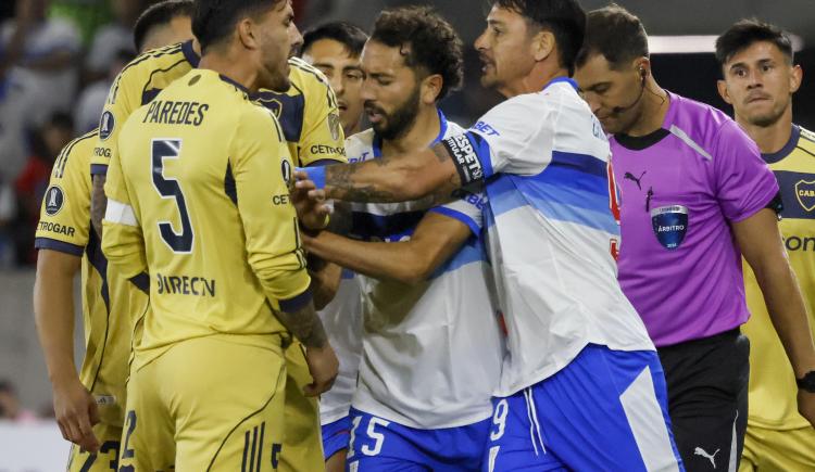 Imagen de La patada de Weigandt que desató un tumulto en Universidad Católica-Boca