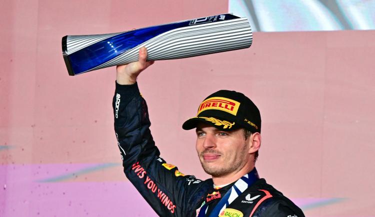 Imagen de En medio de una carrera caótica, Max Verstappen se convirtió en jeque en Qatar