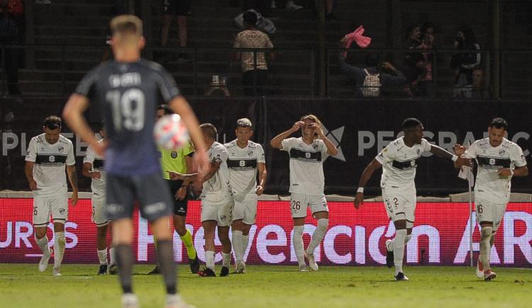 Imagen de CON EL SELLO DE BERGESSIO PLATENSE SE IMPUSO SOBRE EL FINAL