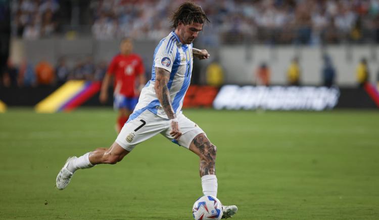Imagen de "Sucio" y "mala leche": el lapidario posteo contra De Paul de la esposa de un jugador de Chile