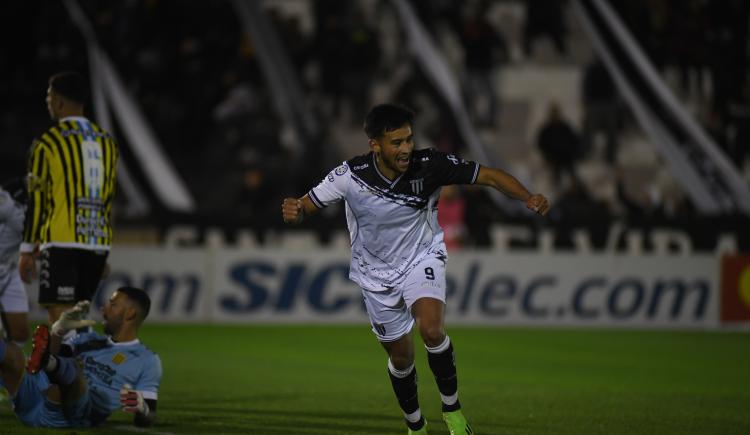 Imagen de Dura caída del líder: Almirante Brown fue goleado por Gimnasia (M)