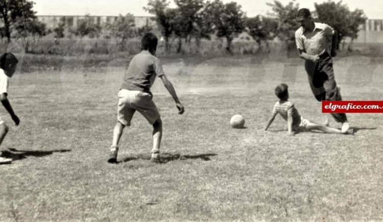 Imagen de 1950. Con ¨Capote¨ en su barrio.