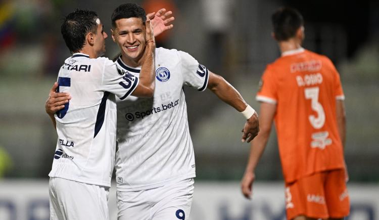 Imagen de Independiente Rivadavia aplastó 4-2 a La Guaira con un triplete de Alex Arce