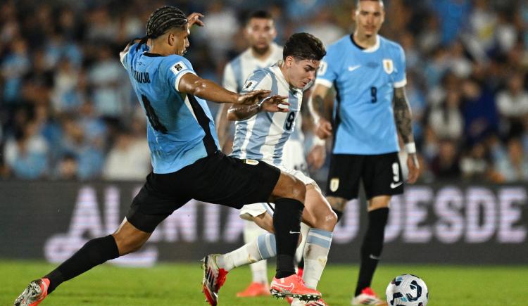 Imagen de En Barcelona quieren a Julián Álvarez: Araújo calentó la previa de la semifinal de Copa del Rey