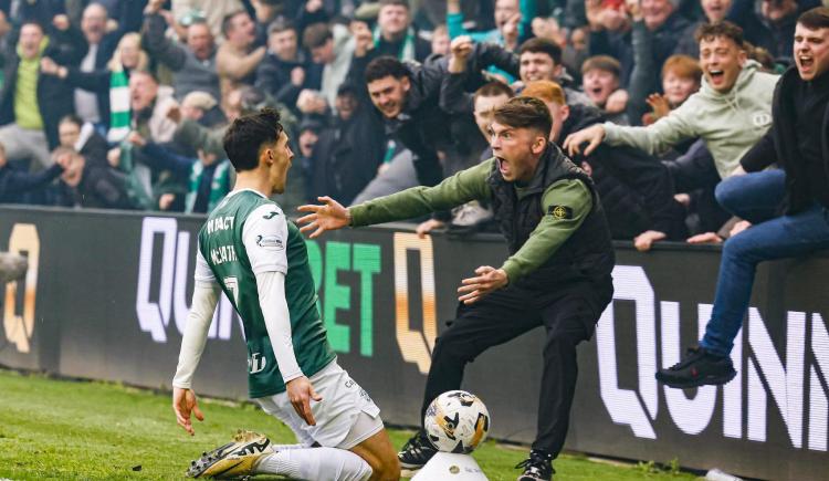 Imagen de Invadió el campo de juego y logró la foto de su vida pero a un alto costo