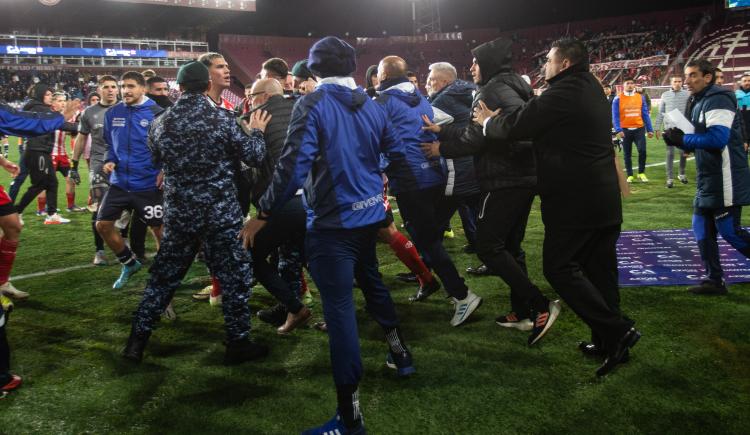 Imagen de Bochornoso final: así fue la batalla campal entre Gimnasia y Barracas