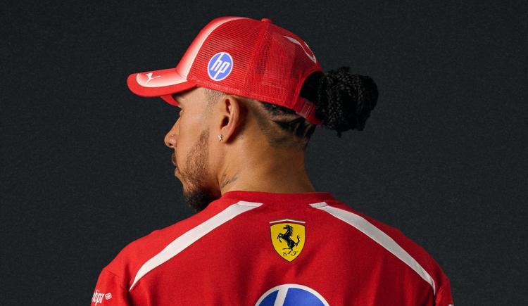 Imagen de Lewis Hamilton no pega una: qué le pasó en la presentación del nuevo Ferrari