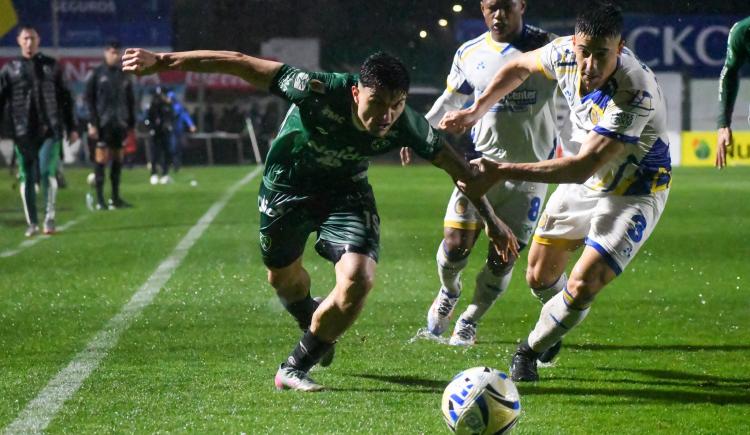 Imagen de La lluvia frenó el envión de Central: se suspendió el duelo con Sarmiento