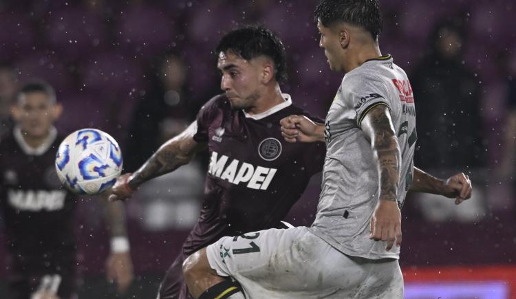 Imagen de Sobre llovido, mojado: Lanús y Defensa empataron y no pudieron consolidarse en los puestos de Sudamericana