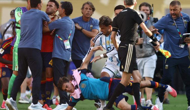 Imagen de Duro castigo a Leandro Paredes y la Selección: la FIFA impone multas y suspensiones históricas