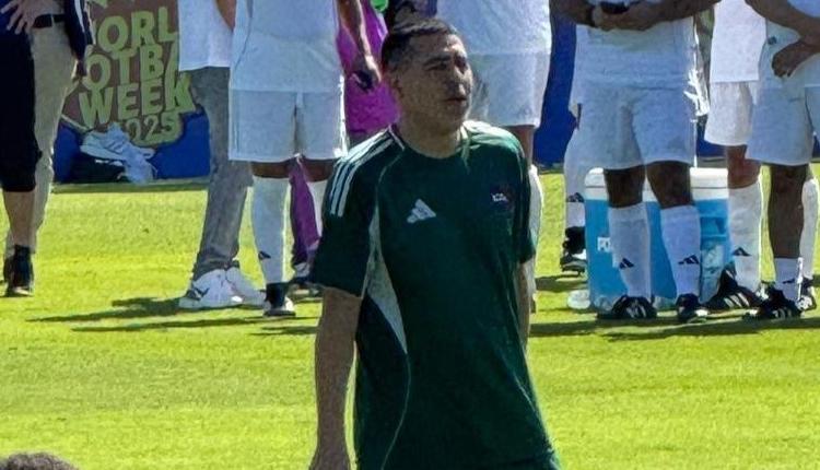 Imagen de Riquelme, intacto: primero acarició la pelota y después abrazó a Trezeguet