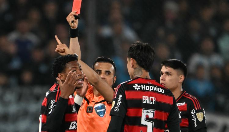 Imagen de No hay Plata: la expulsión del delantero de Flamengo ante Racing
