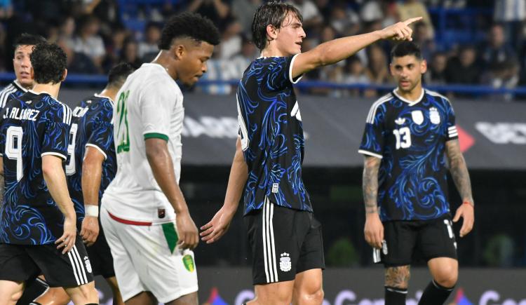 Imagen de Nico Paz y un gol con historia: el selecto club de padres e hijos goleadores en la Selección