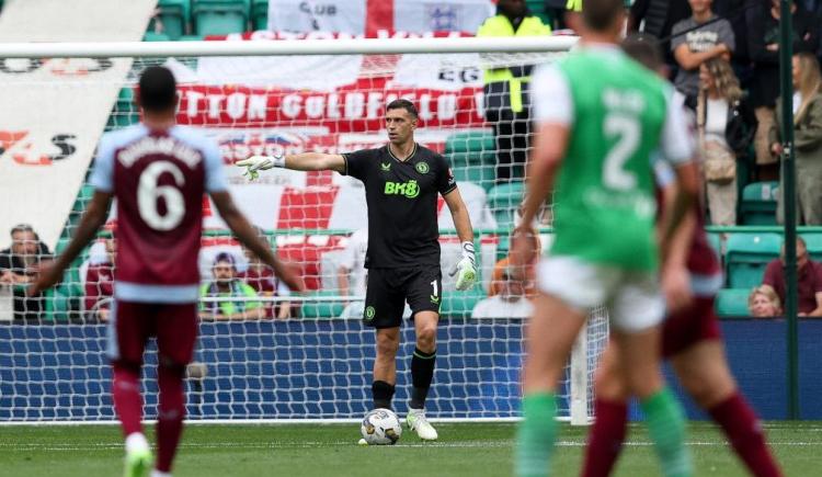 Imagen de Valla invicta para Dibu Martínez en la goleada de Aston Villa