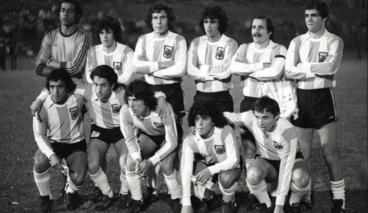 Imagen de La primera noche del 10: las imágenes inéditas del debut de Maradona con la diez de la Argentina