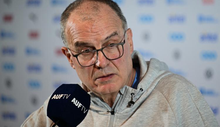 Imagen de El enfado de Bielsa ante una pregunta por Cavani y Suárez
