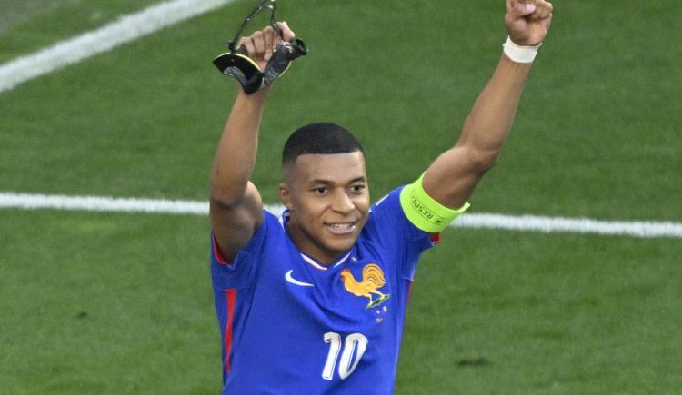 Imagen de Primero, Mbappé se sacó la mufa y la máscara para festejar; segundo, Francia