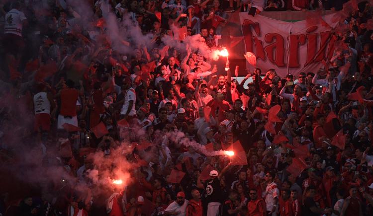 Imagen de River Plate: Identifican al barra que lanzó la bengala en el Superclásico