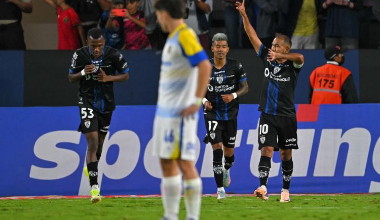 Imagen de Doble derrota para Rosario Central: cayó en Ecuador y perdió el liderazgo de su grupo