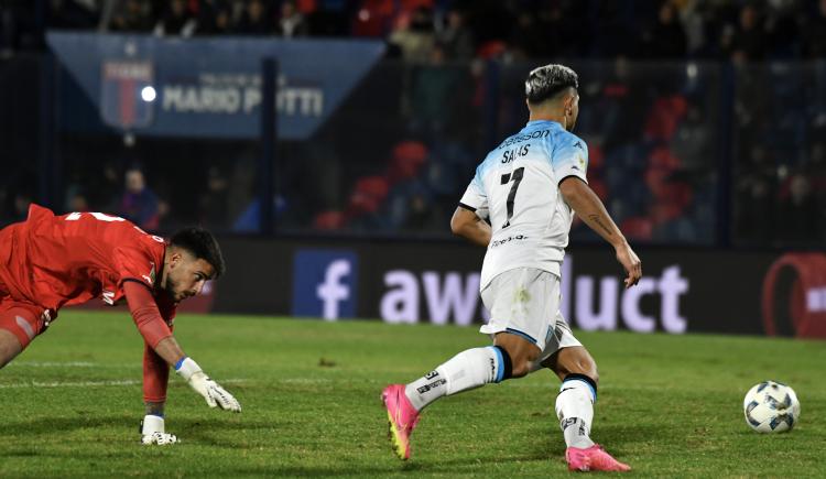 Imagen de La magistral definición de Maximiliano Salas en la goleada de Racing