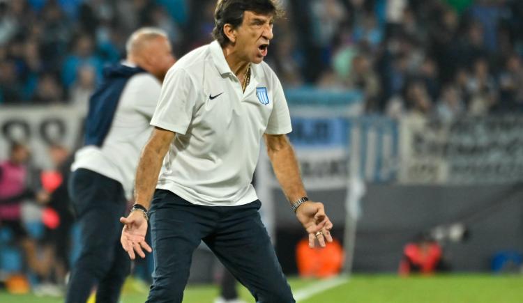 Imagen de De los insultos a la dirigencia de Racing a la fe de Costas: "Estamos más vivos que nunca"