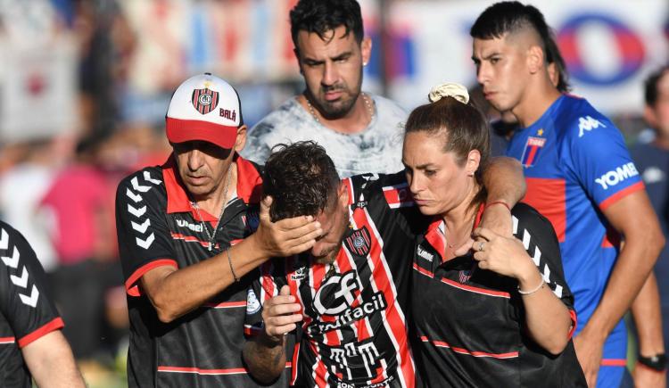 Imagen de El tremendo botellazo a un jugador de Chacarita que obligó a suspender el partido ante Tigre