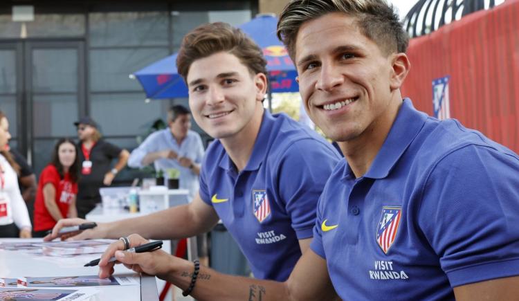 Imagen de El gesto enaltecedor de Julián Álvarez y Giuliano Simeone en Hollywood
