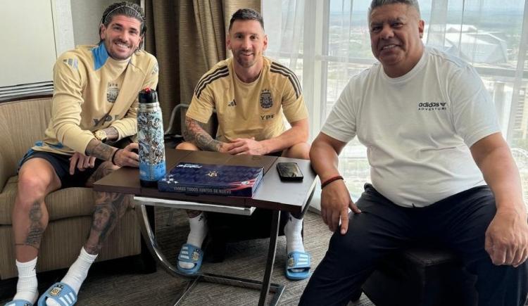 Imagen de La cábala no se rompe: Messi y De Paul, junto a Chiqui Tapia