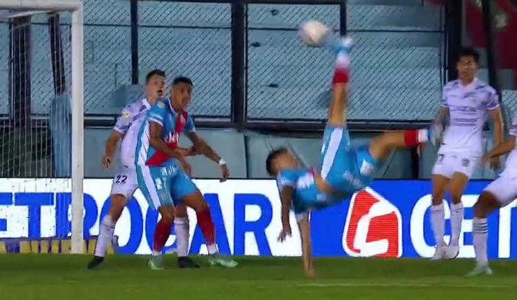 Imagen de Mirá el golazo de chilena espectacular de Arsenal