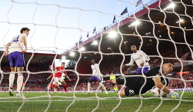 Imagen de La espectacular atajada de Dibu Martínez en la Europa League