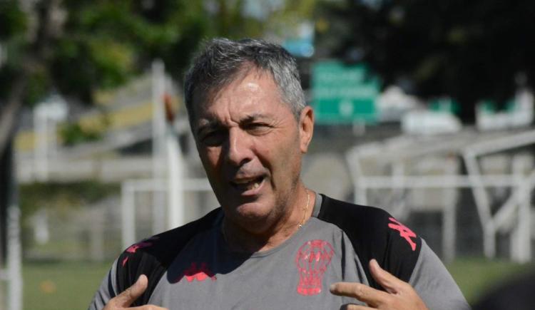 Imagen de La bronca del DT de Huracán: "No quieren que salgamos campeones por Boca o River"