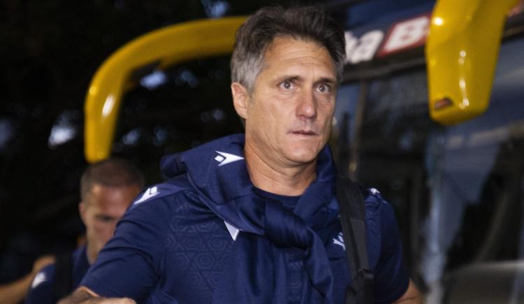 Imagen de Guillermo Barros Schelotto, en llamas con el árbitro a pesar del triunfo de Vélez