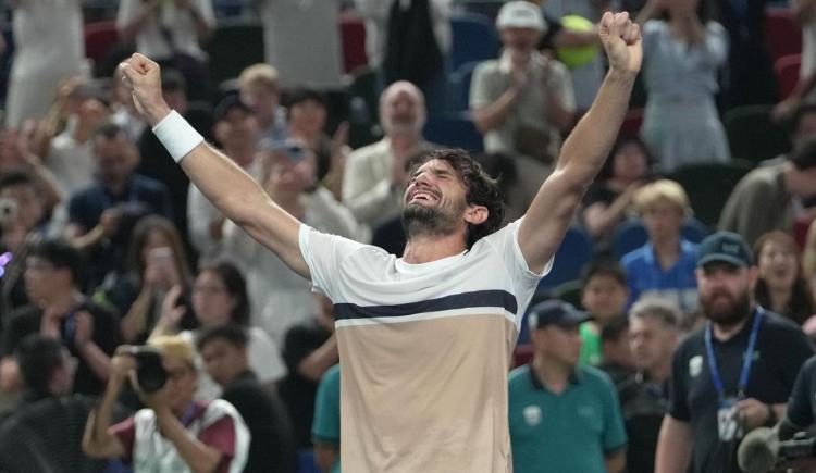 Imagen de Un cuento chino: es 200 del mundo, fue verdugo de Djokovic y le ganó la final en Shanghai a su primo