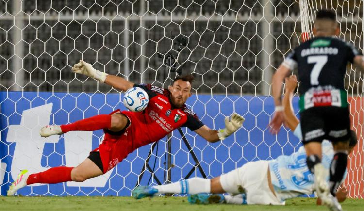 Imagen de Los antecedentes del chileno Sebastián Pérez, de atajar tres veces el mismo penal