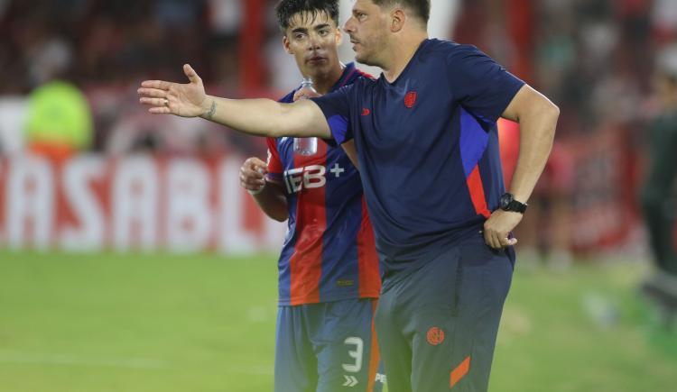 Imagen de Damián Ayude dio la cara tras la derrota en el clásico y respondió sobre el arbitraje