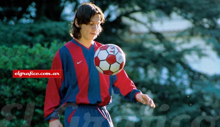 Imagen de La primera nota de Messi en un medio nacional: "Barça muere por este pibe"