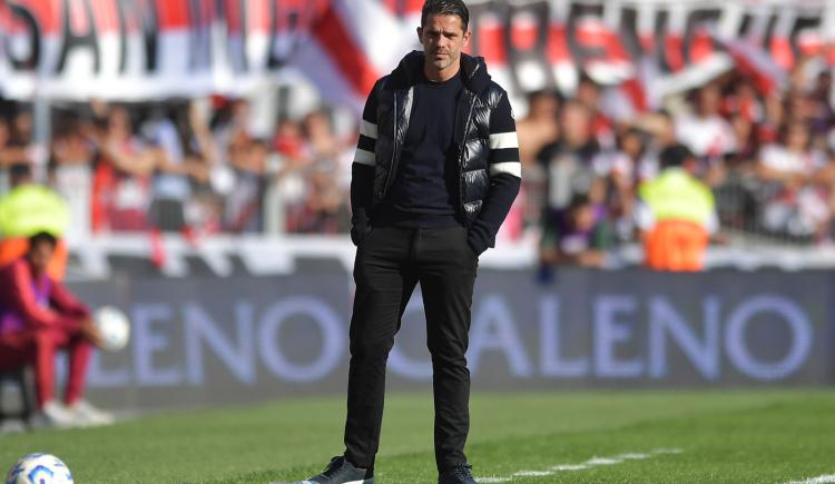 Imagen de Por qué Gago no desarmó la línea de 5 en Boca