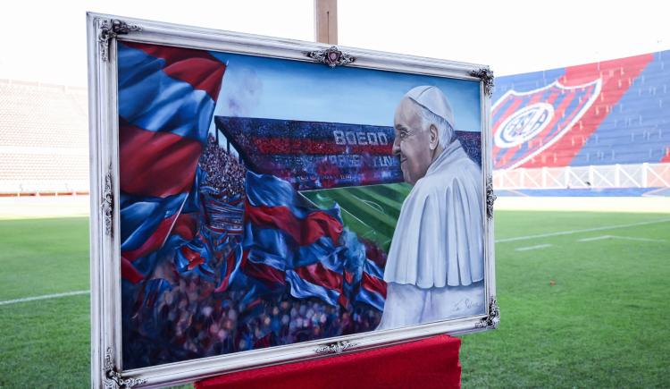 Imagen de El homenaje de San Lorenzo al Papa Francisco en su camiseta