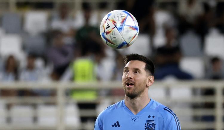 Imagen de Furor por Lionel Messi e invasión de cancha en el primer entrenamiento abierto