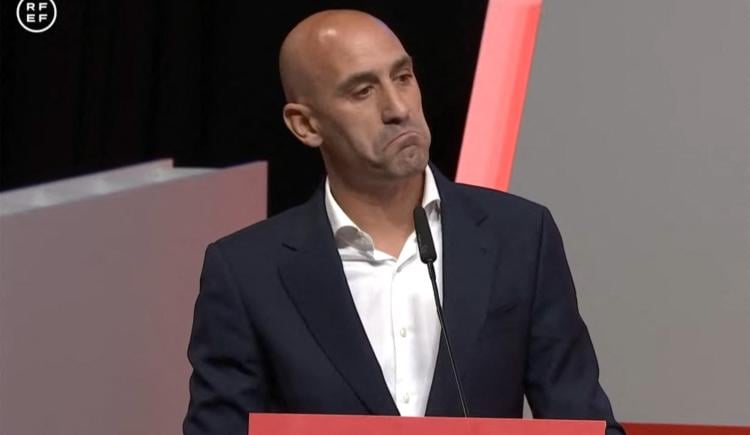 Imagen de A Luis Rubiales todos le sueltan la mano