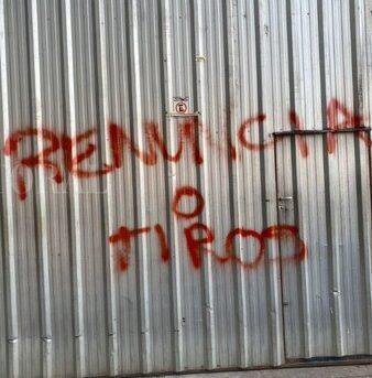 Imagen de Pintadas contra los dirigentes de Unión: "Renuncia o tiros"