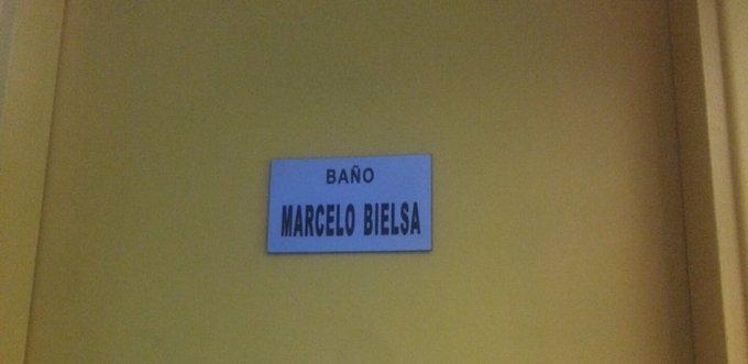 Imagen de Marcelo Bielsa y la increíble historia del baño que lleva su nombre en Uruguay