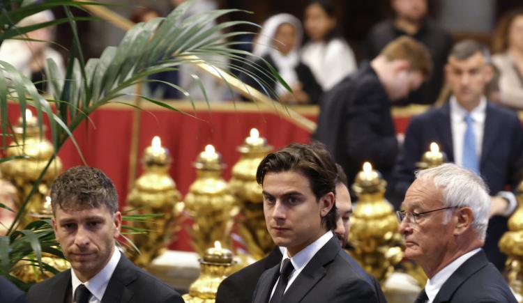 Imagen de Dybala, Paredes, Soulé y Castellanos, presentes en la despedida del Papa Francisco